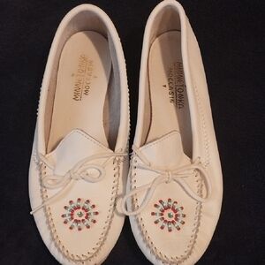 Minnetonka Women's White Moccasins with Beaded Design